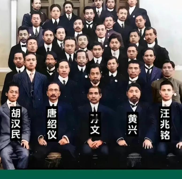 这张老照片修复的高清图，记录了中山先生和同盟会主要成员的珍贵影像。1905年的8