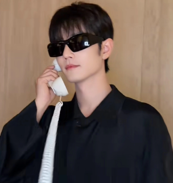 肖战你这是什么情况啊人家问你应该穿啥，你回答想吃啥哈哈哈哈哈！这到底是现场太吵