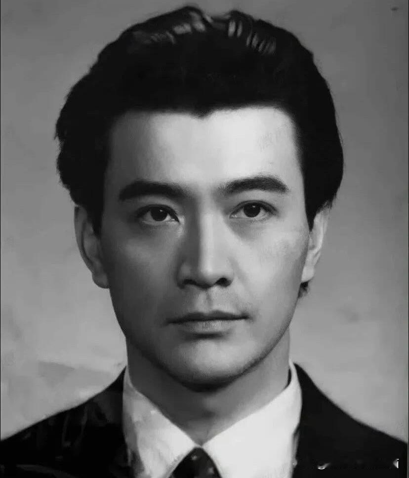 两位演员都是年轻的时候，你觉得谁是你心目中的第一帅哥？周里京五官比较立体，浓眉大