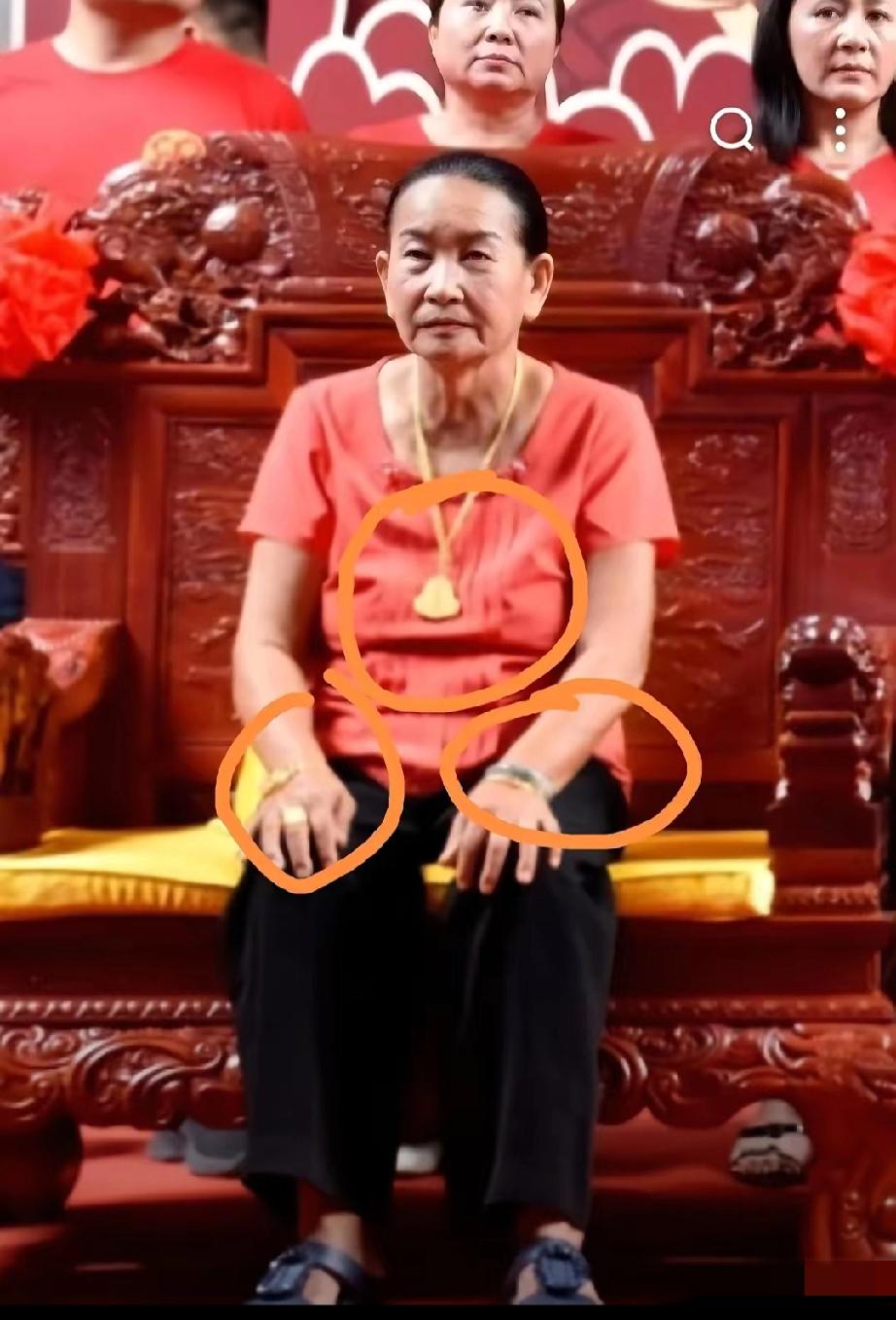 现在，最难受的，恐怕就是明学昌的老伴了。三年前，68岁生日那天，她和老伴坐