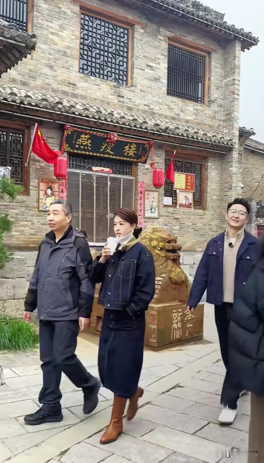 果然是岁月不败美人啊！46岁的前央视主持人张蕾和家人朋友出外旅游，身材高挑，气