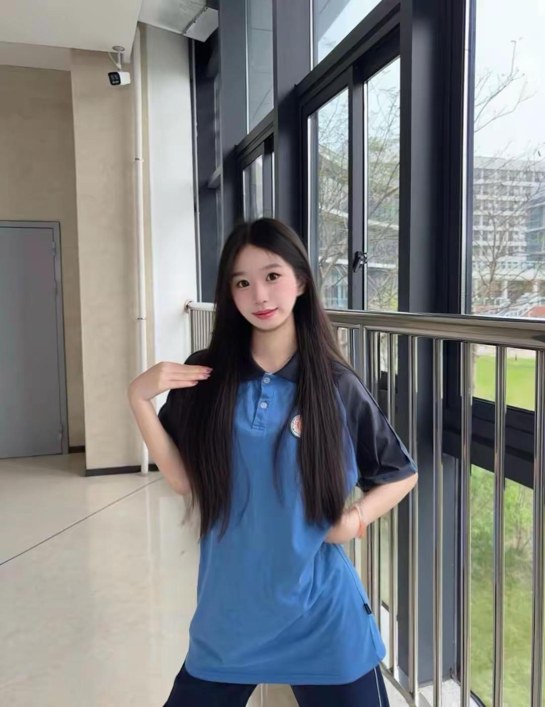 这位小姐姐在走廊里摆姿势呢。气质女生拍照女生坐姿拍照室内坐姿照窗边坐姿照
