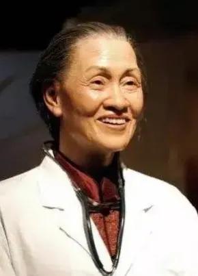 1964年，一名身患重症的孕妇正要进行手术，林巧稚拦下做手术的医生，说：“让她出