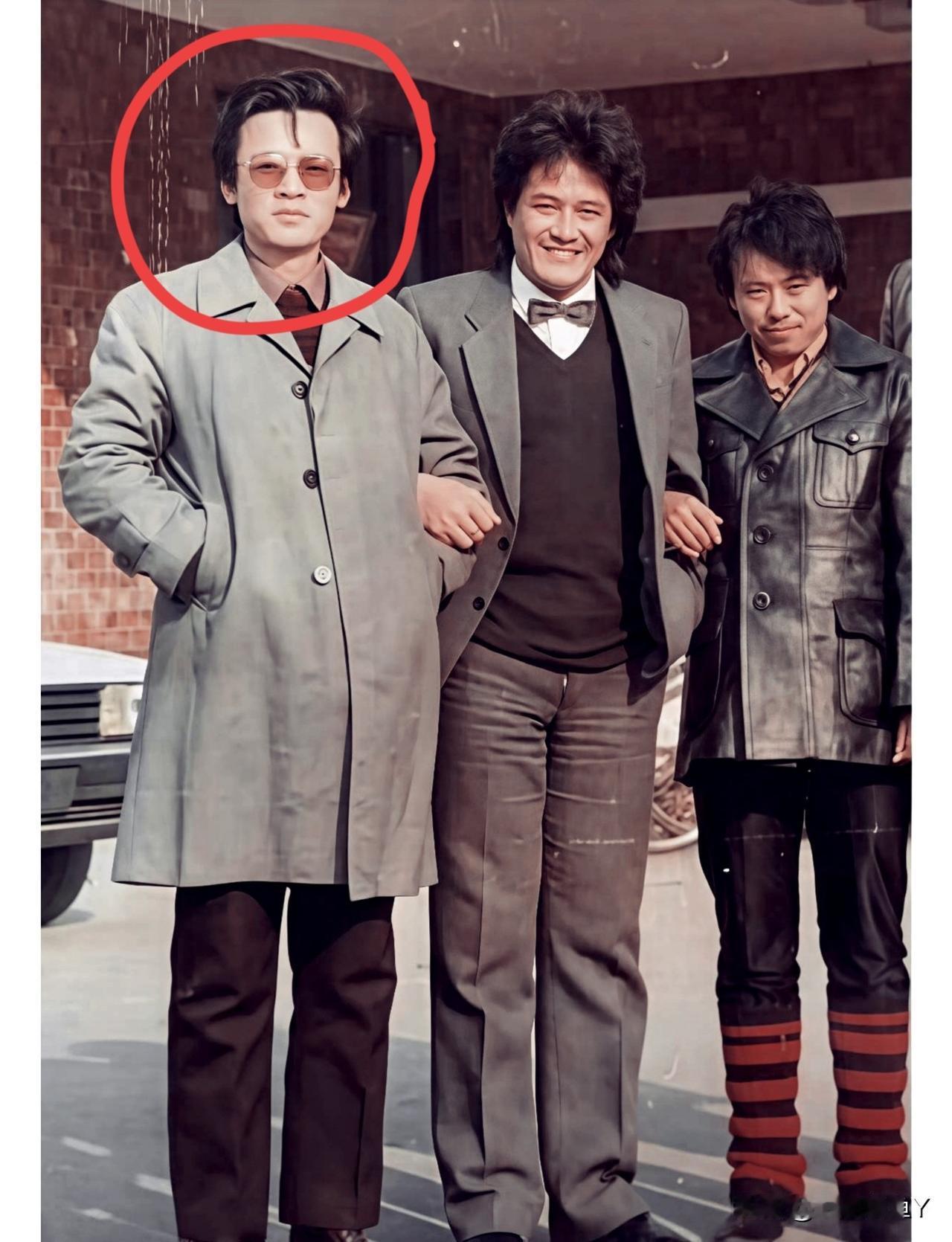 一张摄于1990年代的老照片，中间和右边是年轻时候的赵本山与潘长江！而左边这个戴