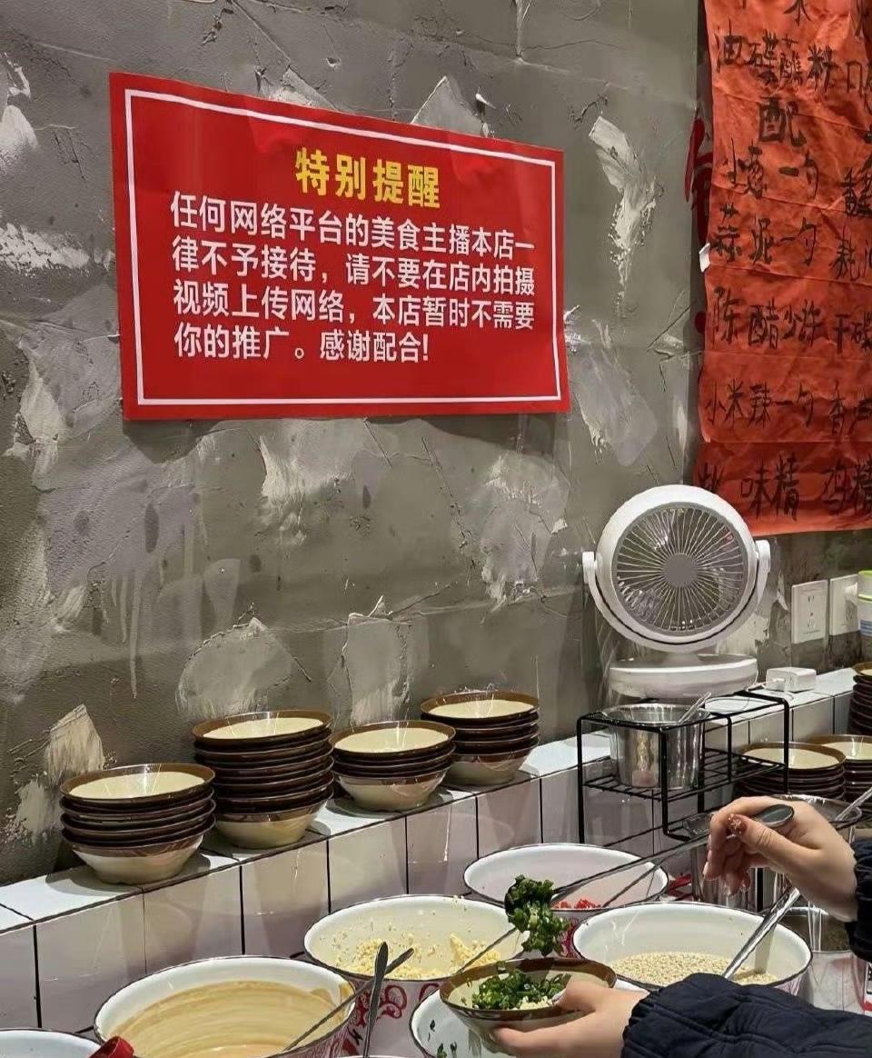 现在越来越多的美食探店让很多餐饮老板烦不胜烦。自己拍，自己买单的还好一点，有些人