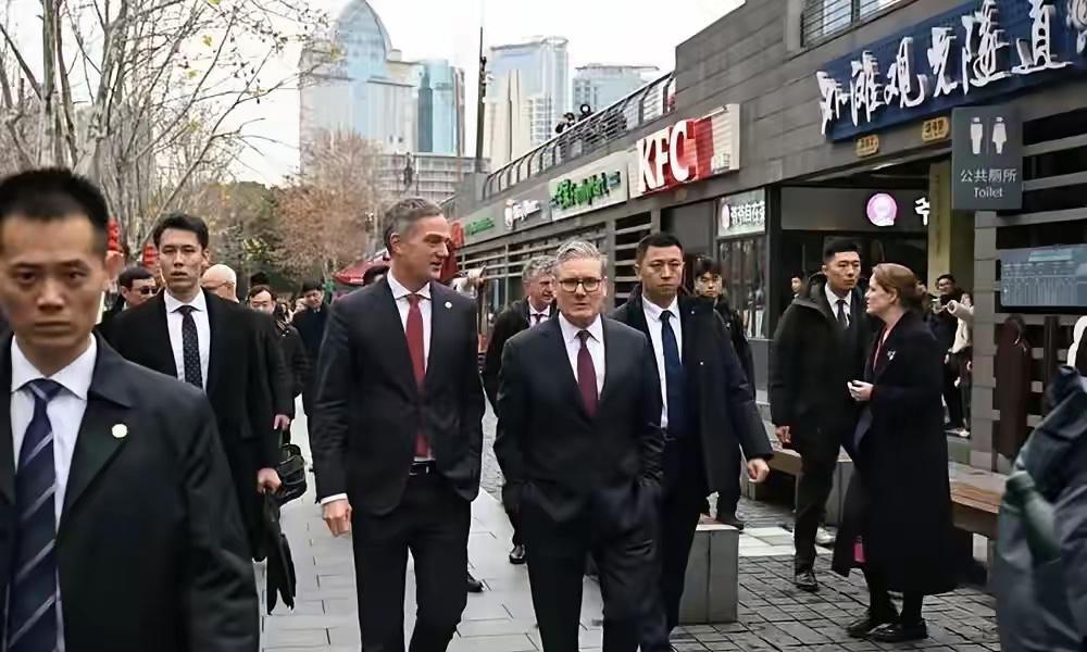 英国首相斯塔默来外滩散步，又去和平饭店尝美食，明显感到只有来中国才能这么轻松愉快