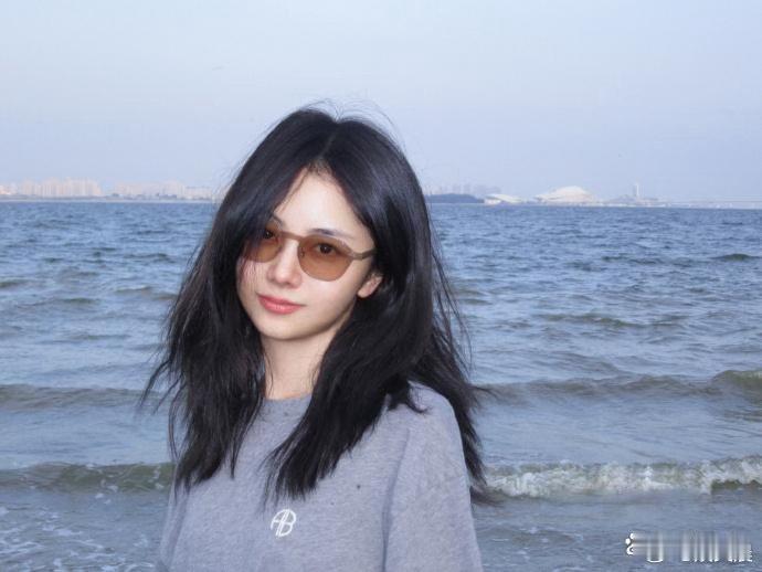 谭松韵海边穿搭简约耐看，灰T恤搭配黑短裤，松弛休闲，清爽又显年轻。