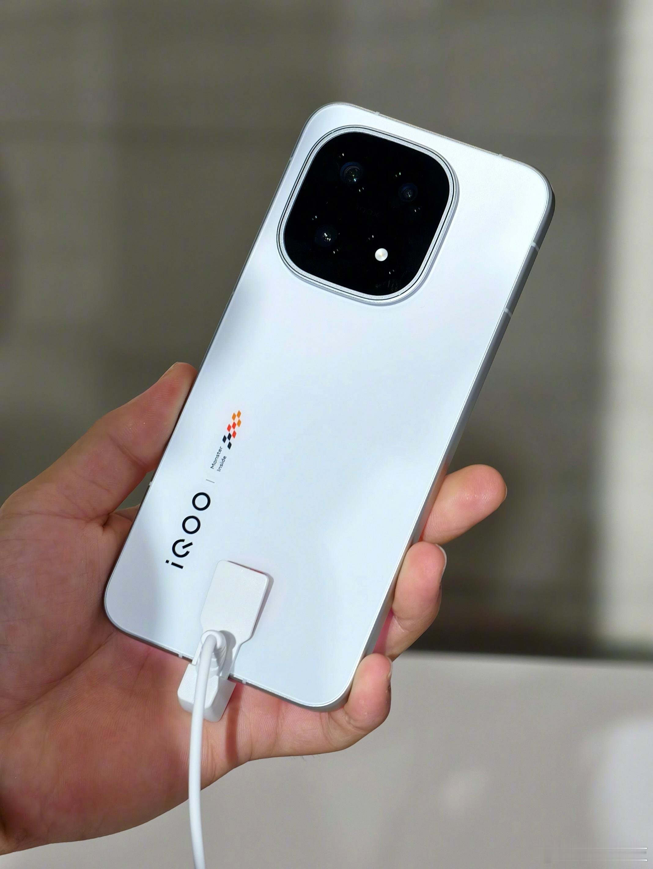摸到真机了，你们觉得怎么样？iQOO15​​​