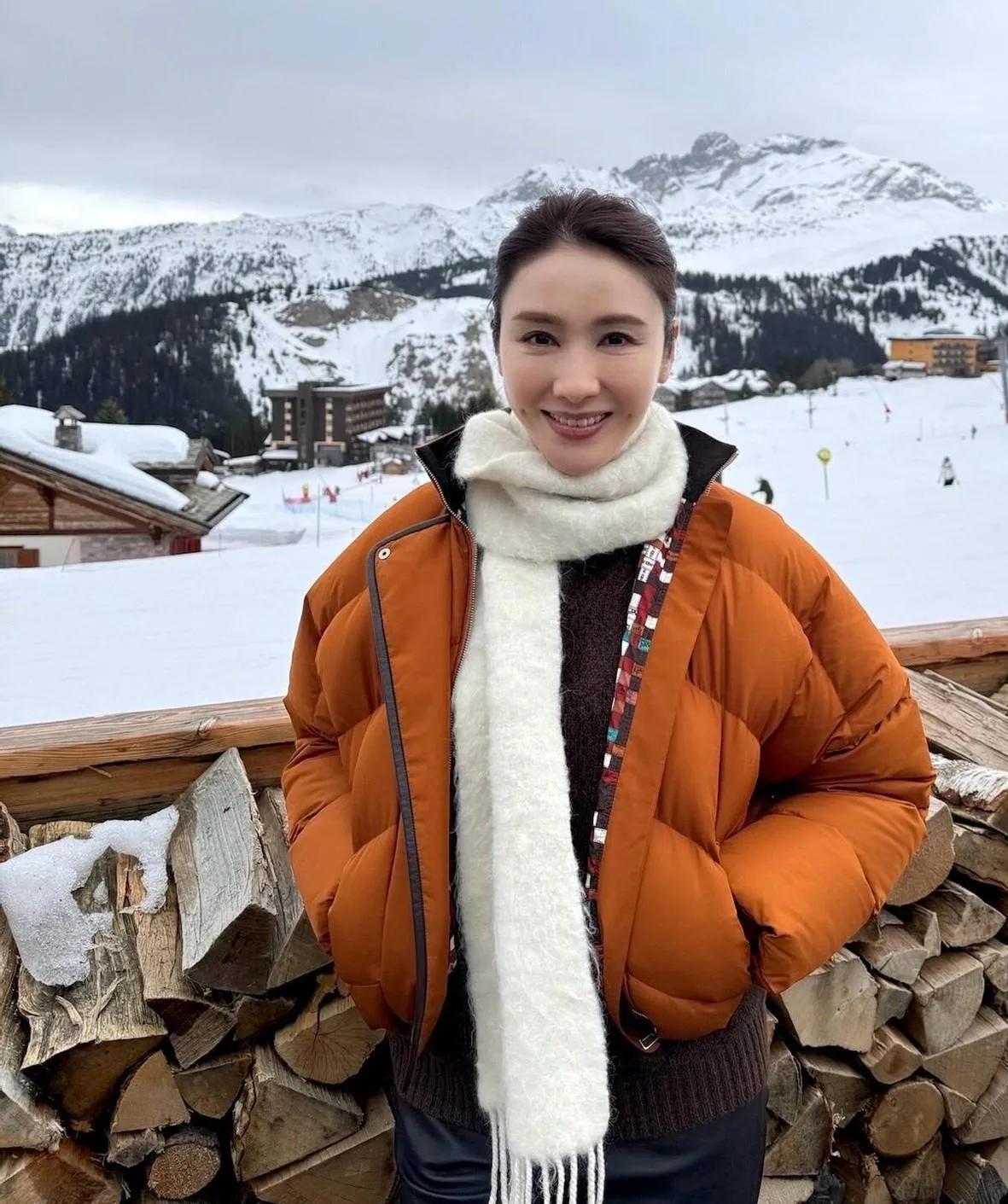 黎姿这波冬日穿搭，赢麻了✨黎姿在国外滑雪场的穿搭太会了！焦糖色羽绒服