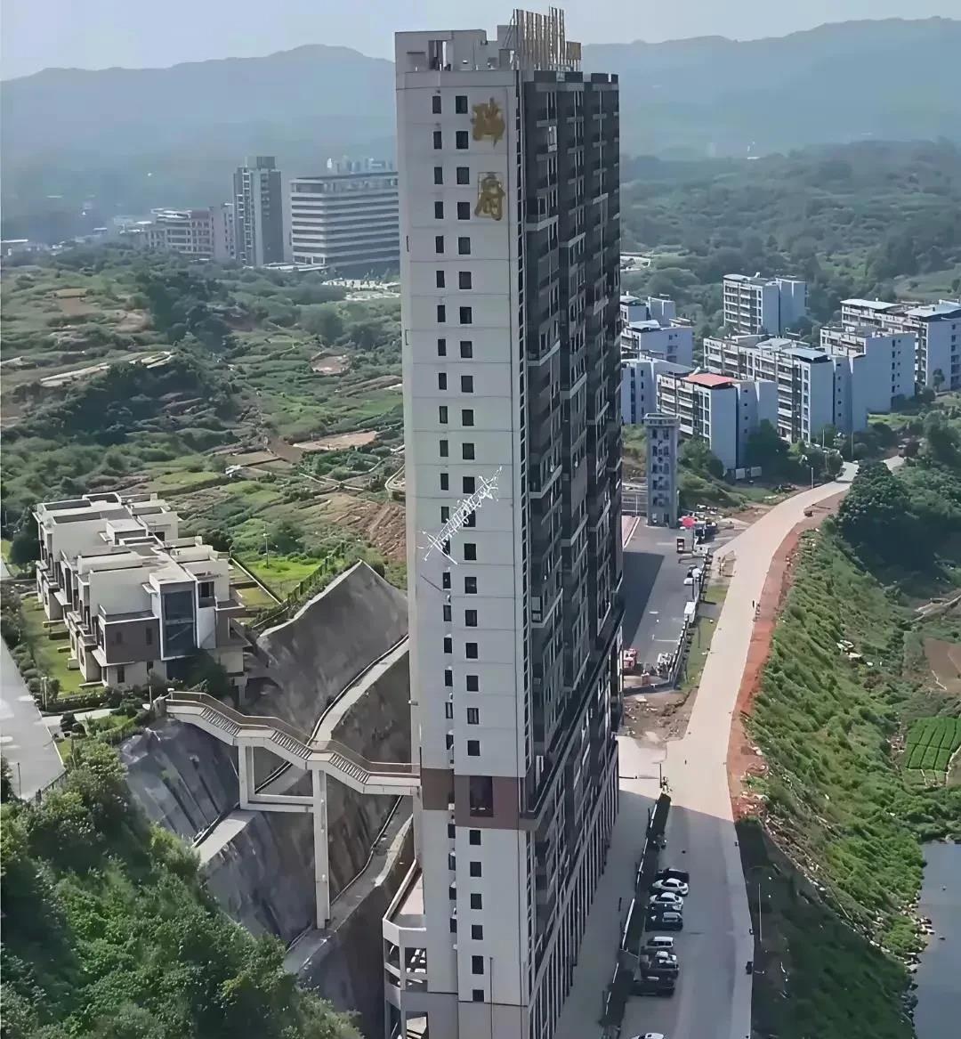 只要宅基地是自己的，往高1万米也是我的。