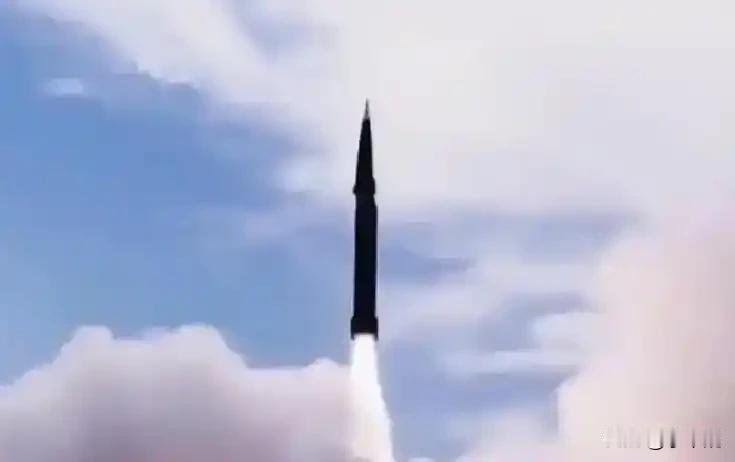 今天DF-17又成为了榜首，外界紧盯着“央妈”报道的DF-17发射画面，却把它的