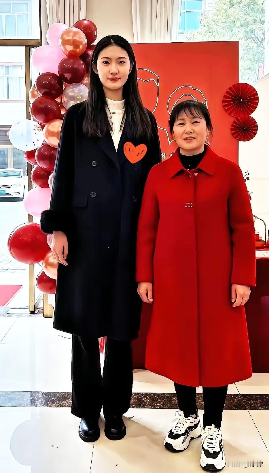 3岁那年爸妈离婚，没人要我，是小姨把我接回家，一手把我带大。小姨为了我，一辈子