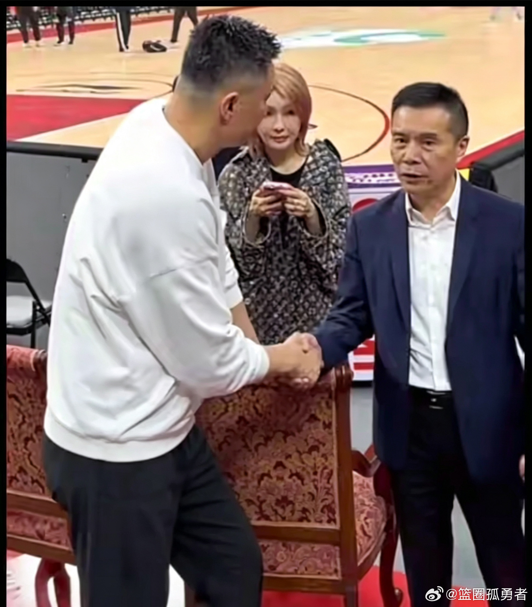 杜峰续约杜锋能不能继续留在广东执教，主动权从头到尾都握在自己手里。陈海涛这么