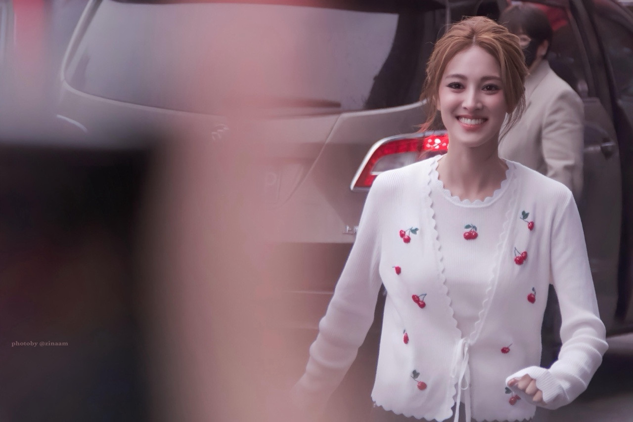 陈凯琳压轴出场也太美了陈凯琳浪姐压轴出场，盘发➕白色樱桃🍒开衫也太美了吧！乘风