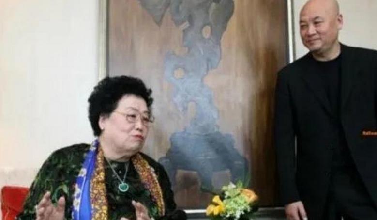 1995年，陈丽华和儿子商量生意的问题，迟重瑞突然插了一句。只见，陈丽华瞬间变了