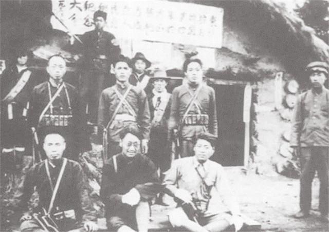1985年，黑龙江有个退休老人上山采松茸，在石缝里摸到个硬东西。扒开一看，是部