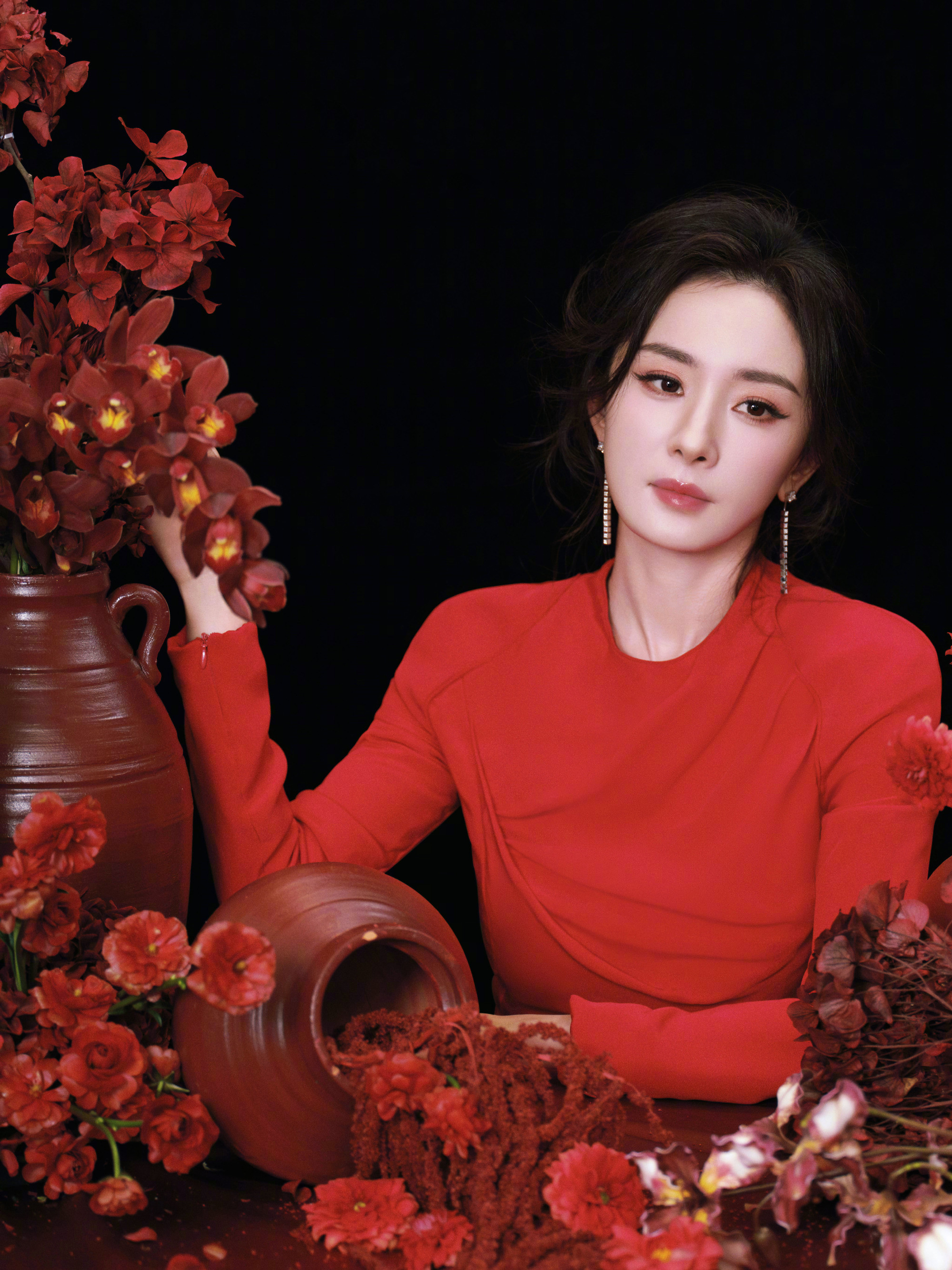 杨幂唯有那一抹红，在生长、漫溢、自成宇宙。