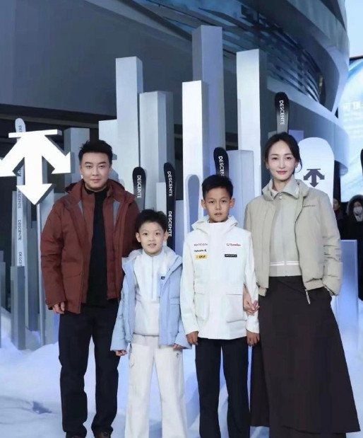 王皓一家四口北京参加活动两儿子一个像爸一个像妈妻子长得好漂​​​