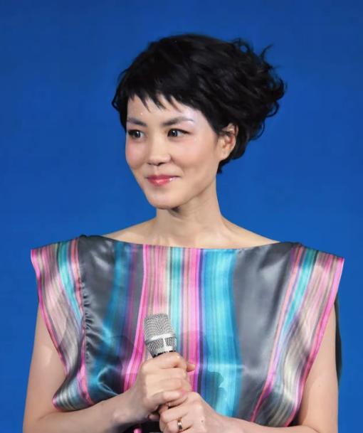 主持人问王菲："你女儿是不是你生命中最重要的人？"王菲说："最重要之一。"主持人