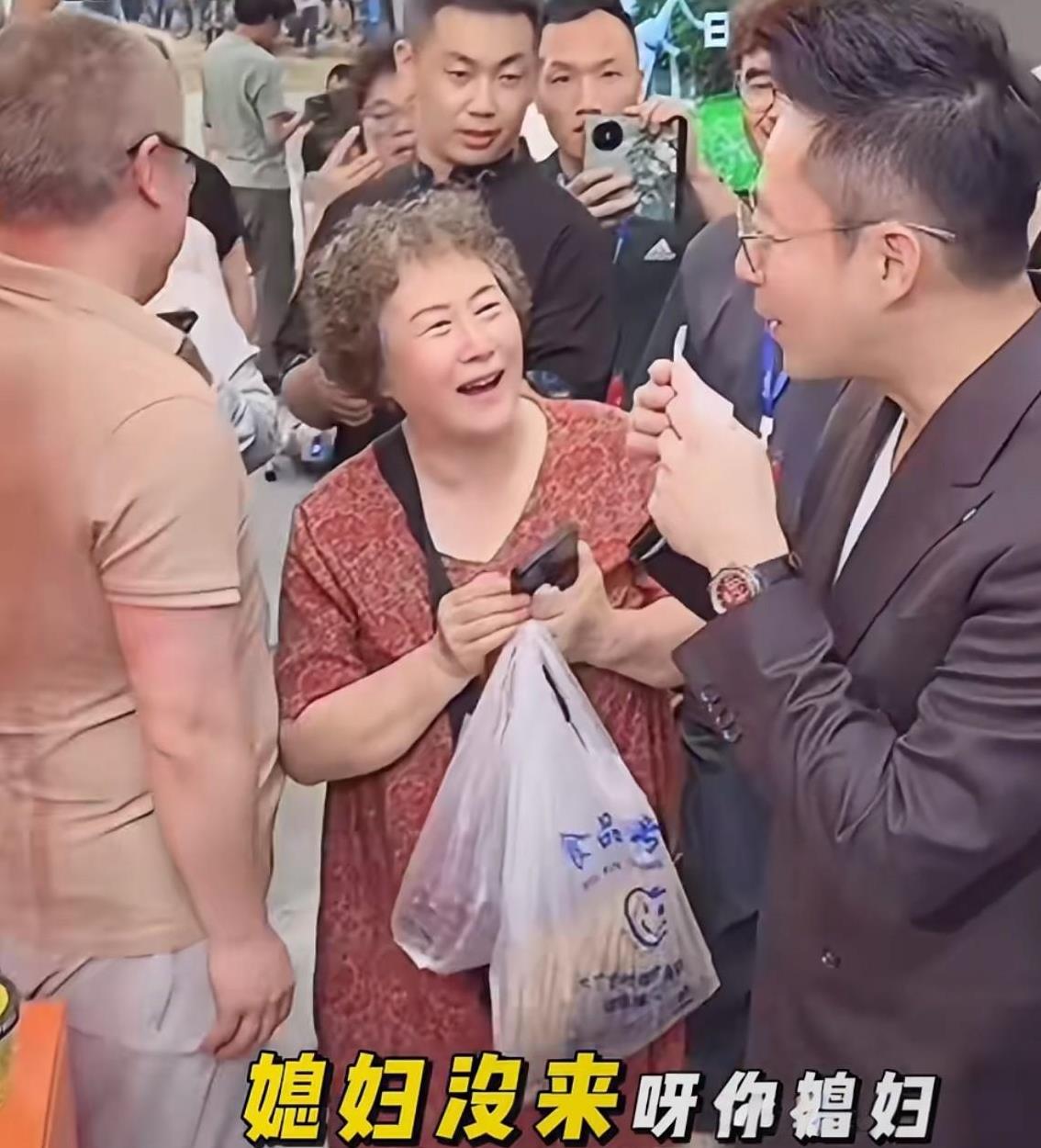 汪小菲受宠若惊的表情太逗了！没想到喜欢自己的姨姨竟然一大早就过来等着了，就为了