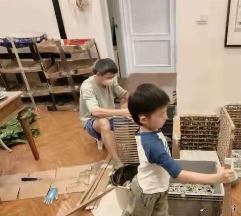 臭不臭？土不土？嘈不嘈？80多平米的房子，养了12000只蚕，武汉这对夫妇太惯孩