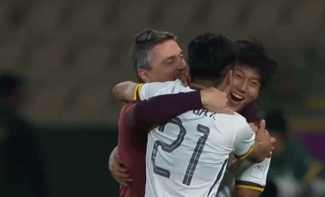 西班牙教练安东尼奥率领国足晋级亚洲杯决赛创造历史！让人感到意外的是这六点： 