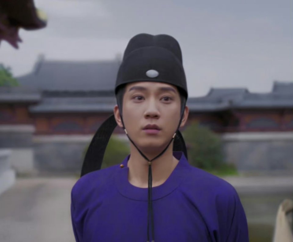 怀疑他就只穿了外面那件蓝色的衣服，太过于服帖了