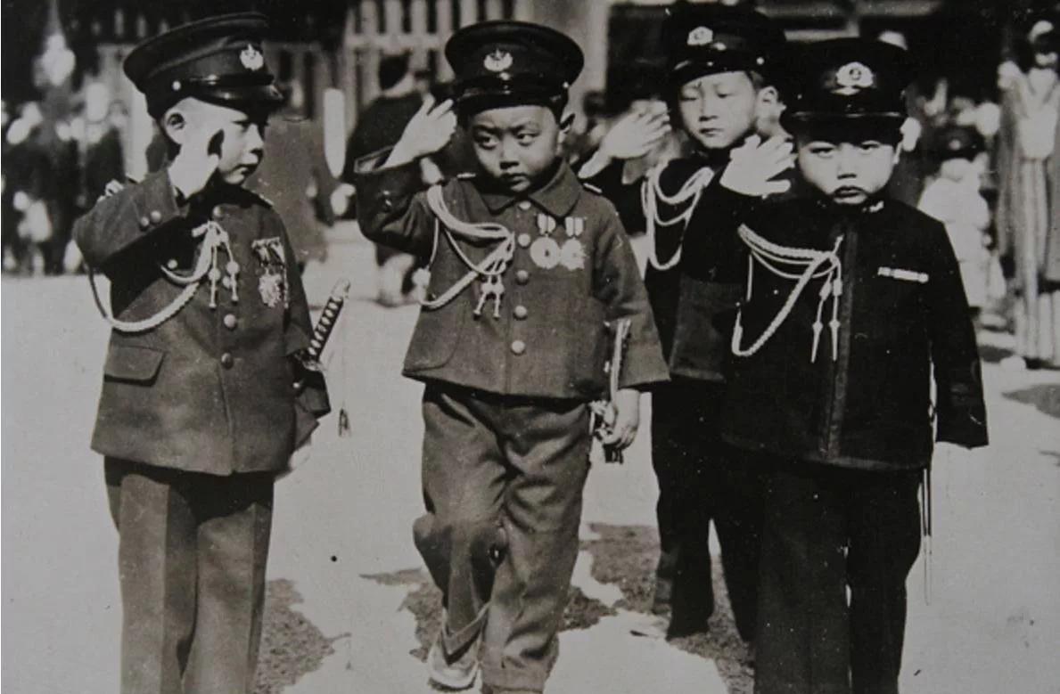 1937年，东京街头身着海军上将制服的日本儿童。