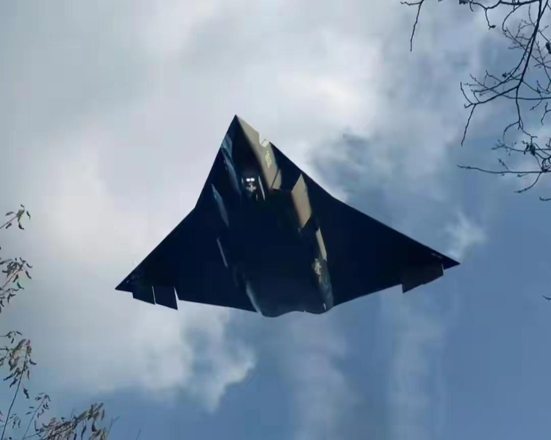 鹰酱：“兔子，听说你家六代机试飞了？试飞几次啦？”兔子：“正常科研试飞，稳步推