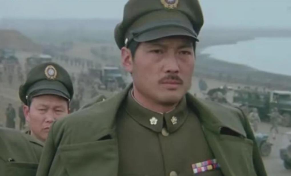 1943年，黄维见军粮发霉还掺着砂石，给何应钦的办公室寄去了一袋。前线战壕里