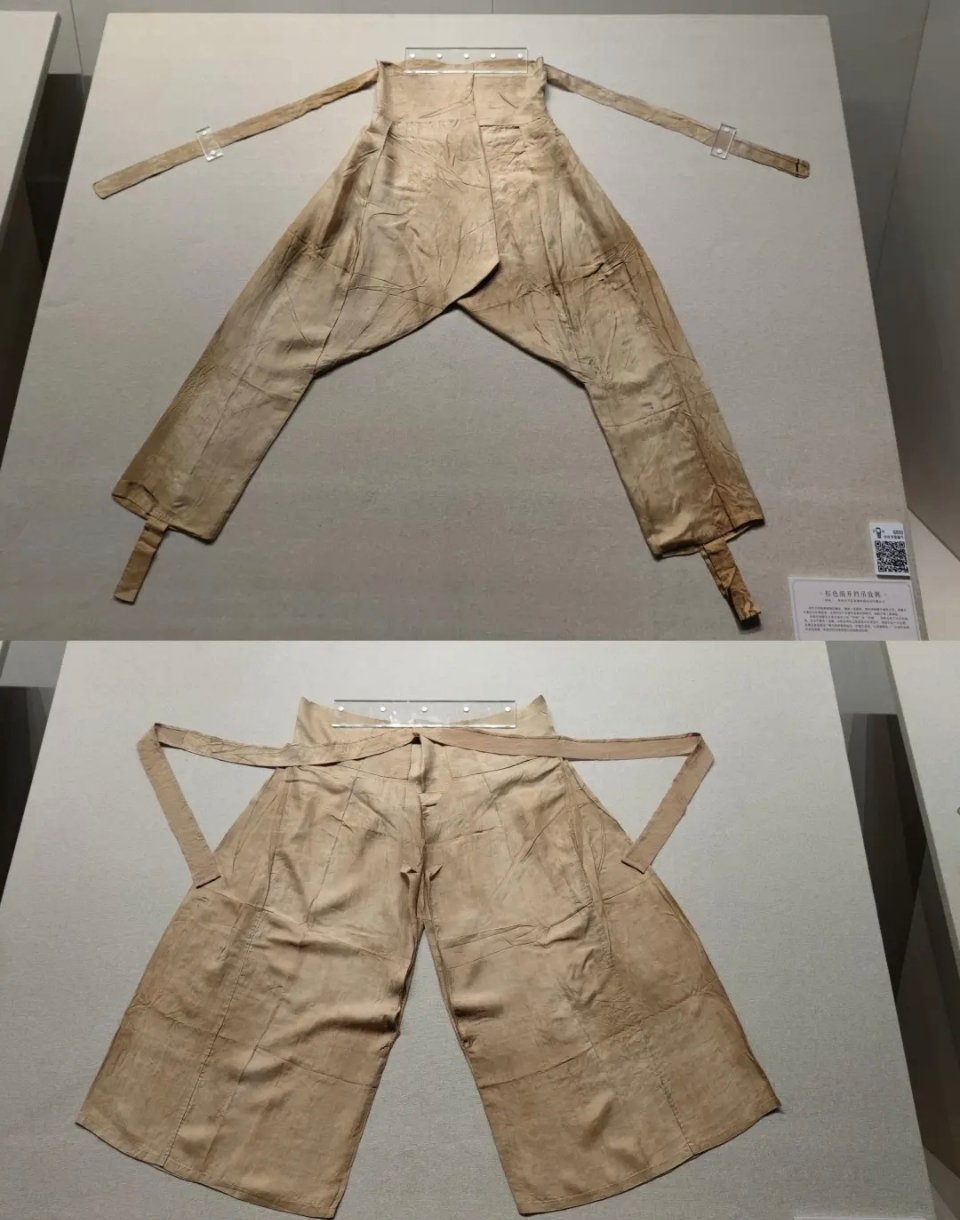 精致的宋朝男人周塘桥南宋墓出土汉服：墓中出土对襟袍、交领袍、圆领袍抱腹、长裤，