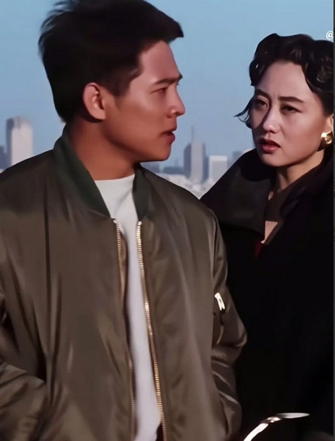李连杰的爱情像个谜。说他不痴情？他独爱利智，拍《龙在天涯》后热烈相恋，坦言愿为她