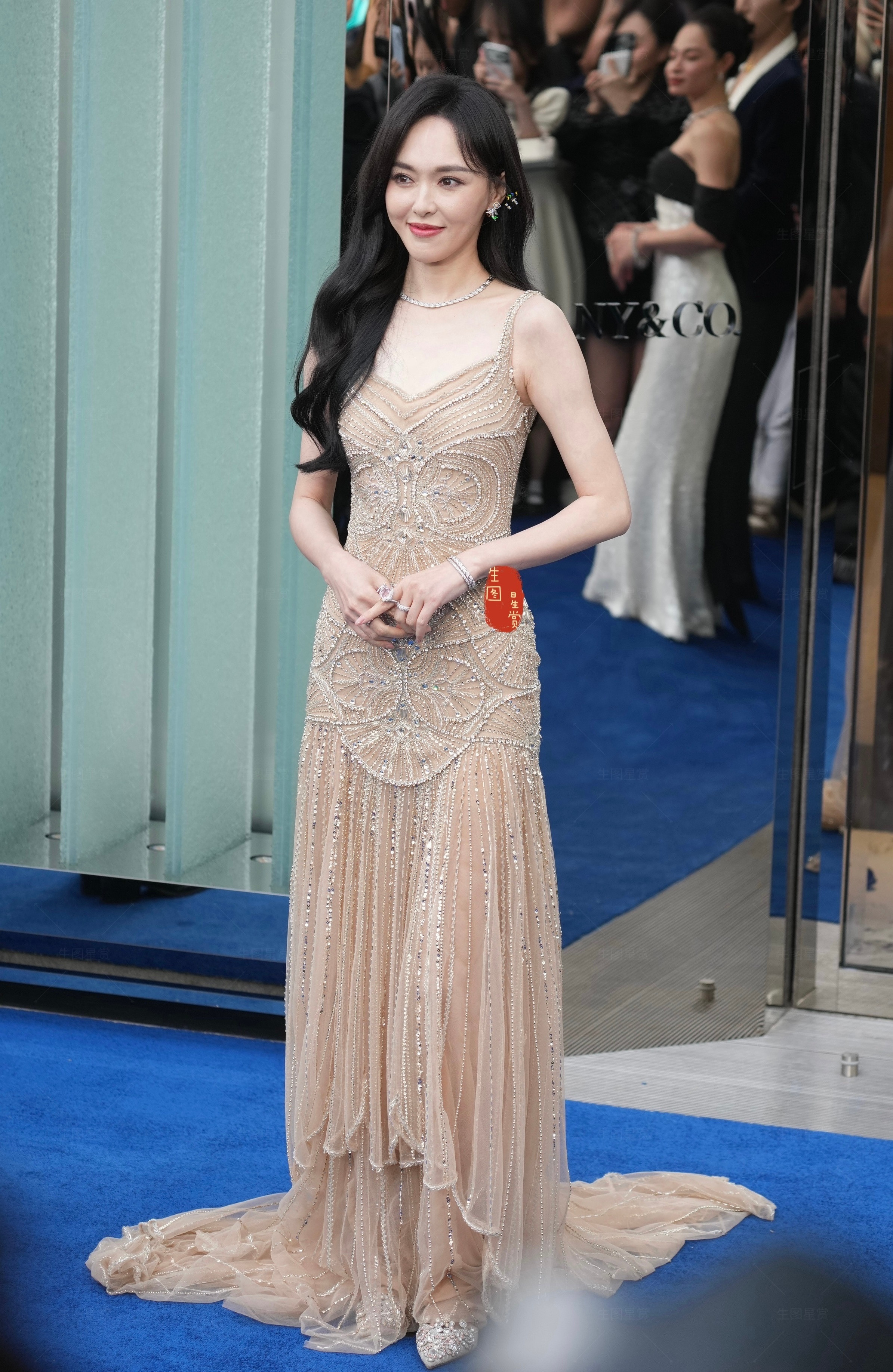 唐嫣三里屯Tiffany站台生图笑起来空气都是甜丝丝的🍬✨