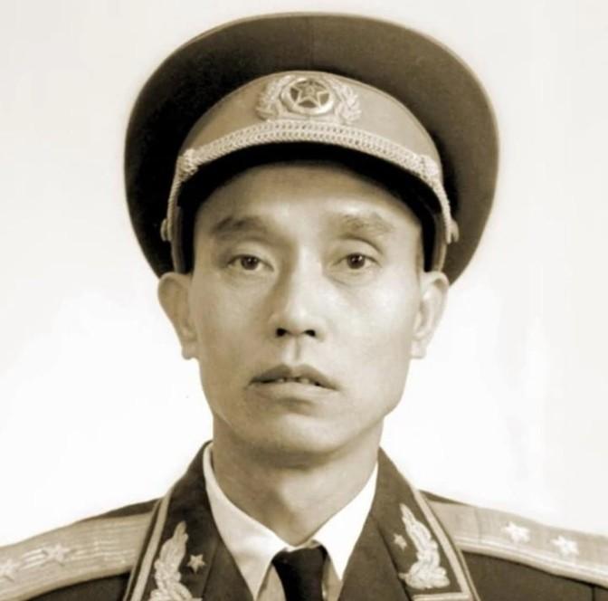 1947年，一名解放军师长，大腿根部受伤住院，这时，一19岁女护士来到他的病房，