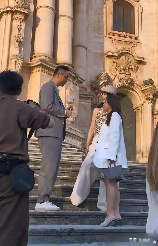 刘涛把18岁的女儿王紫嫣推出来了，打扮成熟身高直逼一米七