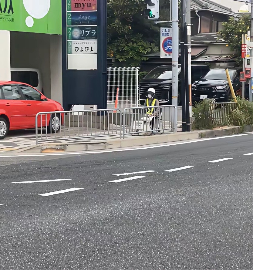 日本又出了一个职业，叫做“交通量调查仙人”。采用传统调查方式，街道的左右两侧，一