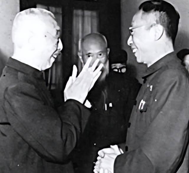 1959年，在一个晚宴上，郭沫若拍着溥仪的肩膀说：“来给我当助理，我保你以后吃香