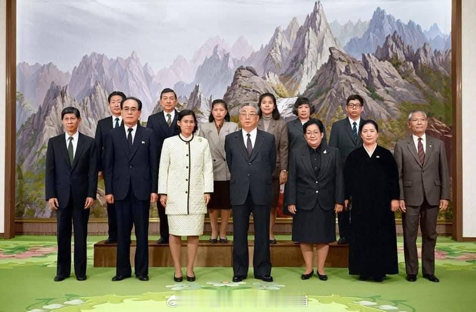 王室王室泰国王室暹罗往事老照片：1992年，狗哥和大婶访问北边，这地名人名都太