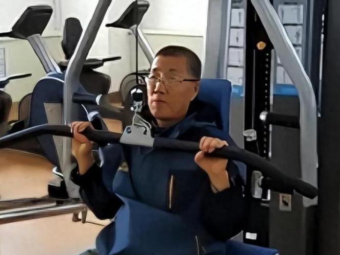 2000年，哈尔滨一位20岁小伙子因车祸离世，他的心脏被移植给了一位57岁大叔杨