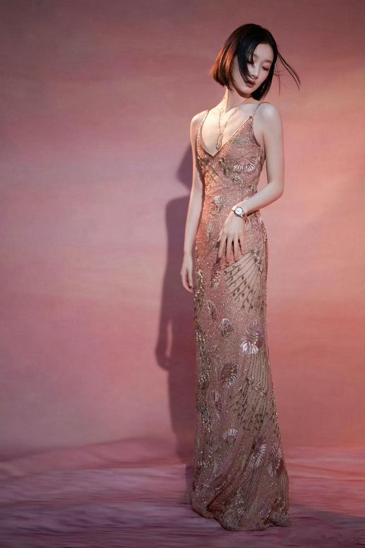 周冬雨短发好萌她站在红毯上的时候，风吹过来短发轻轻飘起来，那个画面挺好看的。不