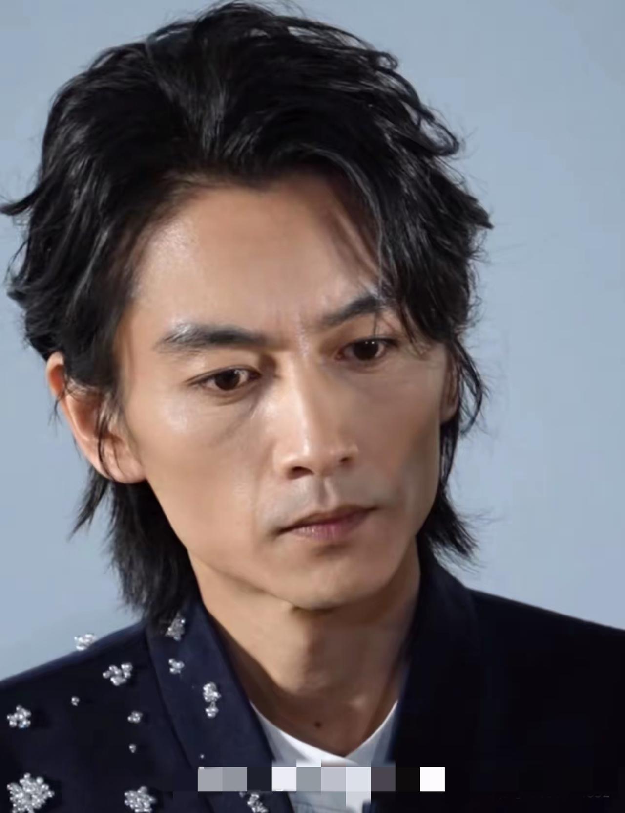 陈晓瘦到变形，形销骨立。以前他也瘦过，但那时年轻，肌肉结实和胶原蛋白充足，瘦