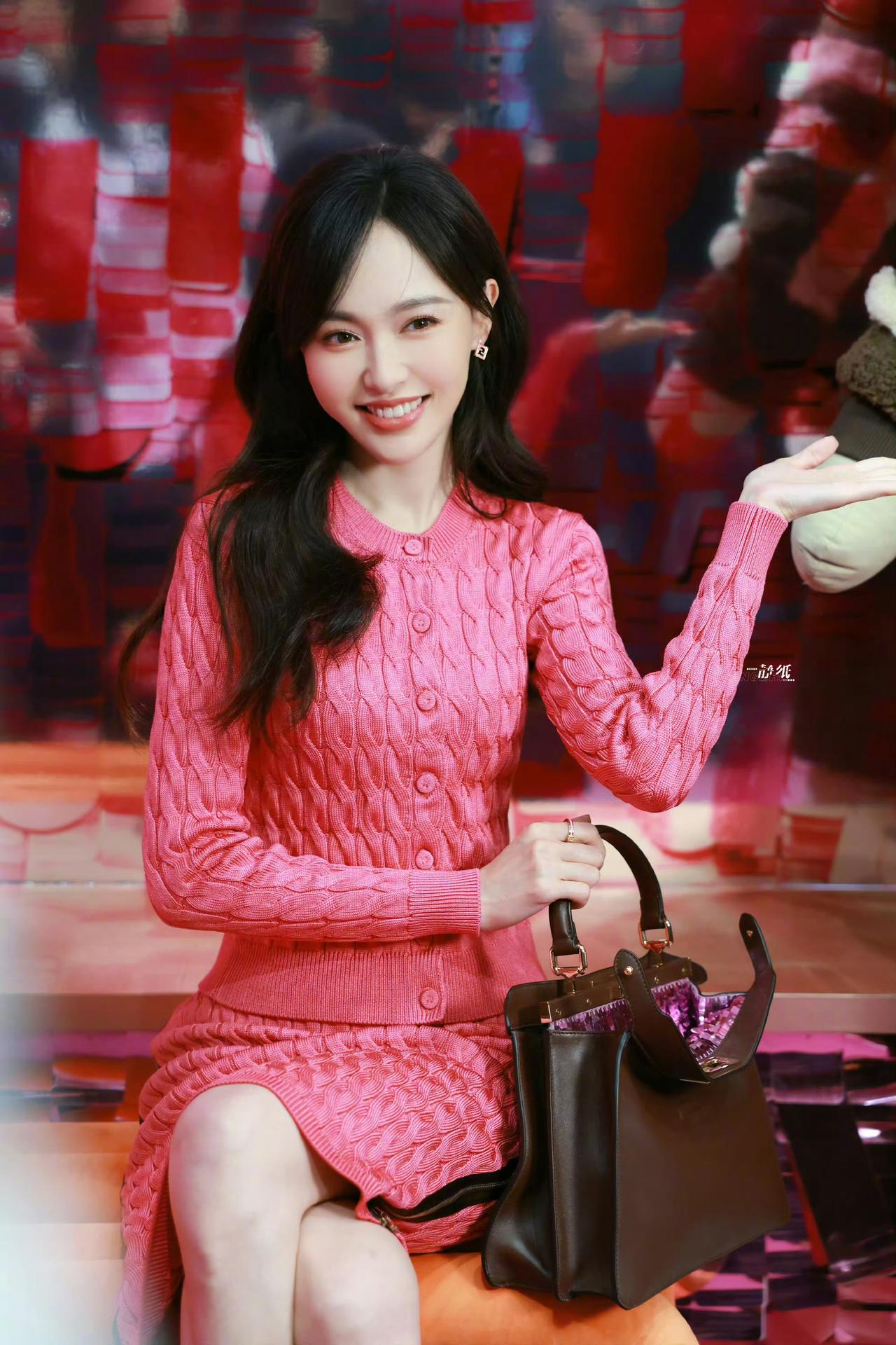 玫粉色本是挑人的高难度色系，唐嫣穿上却美得恰到好处！柔美的针织裙衬得她肌肤莹白，