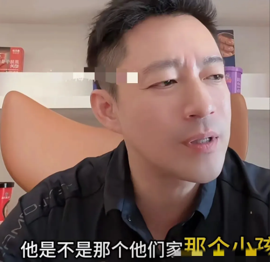 小汪总直播的时候，突然接到前丈母娘要求见姐弟俩的电话，突然让他着急不已。事情是