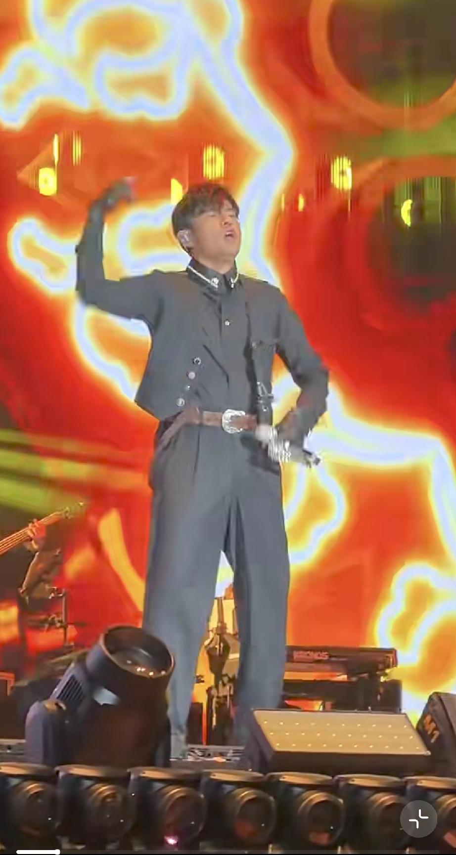 4月17日，周杰伦南宁演唱会真是老了，唱不动了，他唱双截棍的时候，连哼哼哈嘿都哼