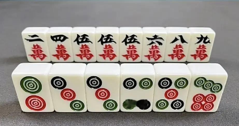 你算概率，她算人心。昨晚捏着七饼和二万，我按概率要扔七饼。我妈一把按住我的手