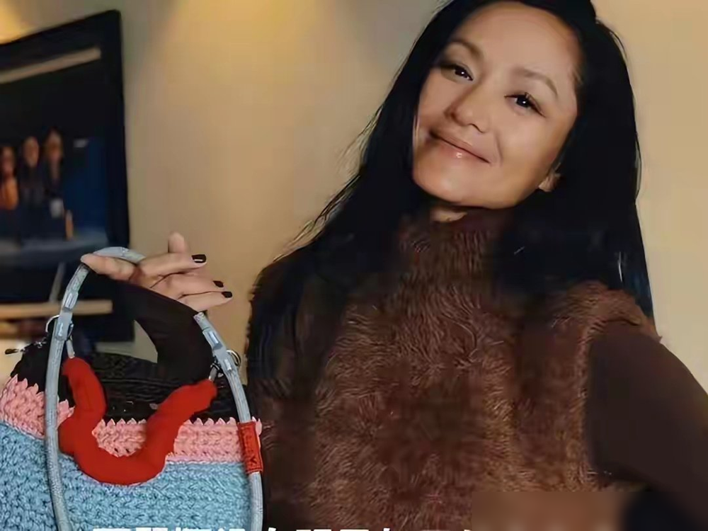 瞿颖这老公，居然是没领证的。网友在清迈街头拍到正面照，男方高大帅气，俩继女站旁边，腿长得跟模特似的。