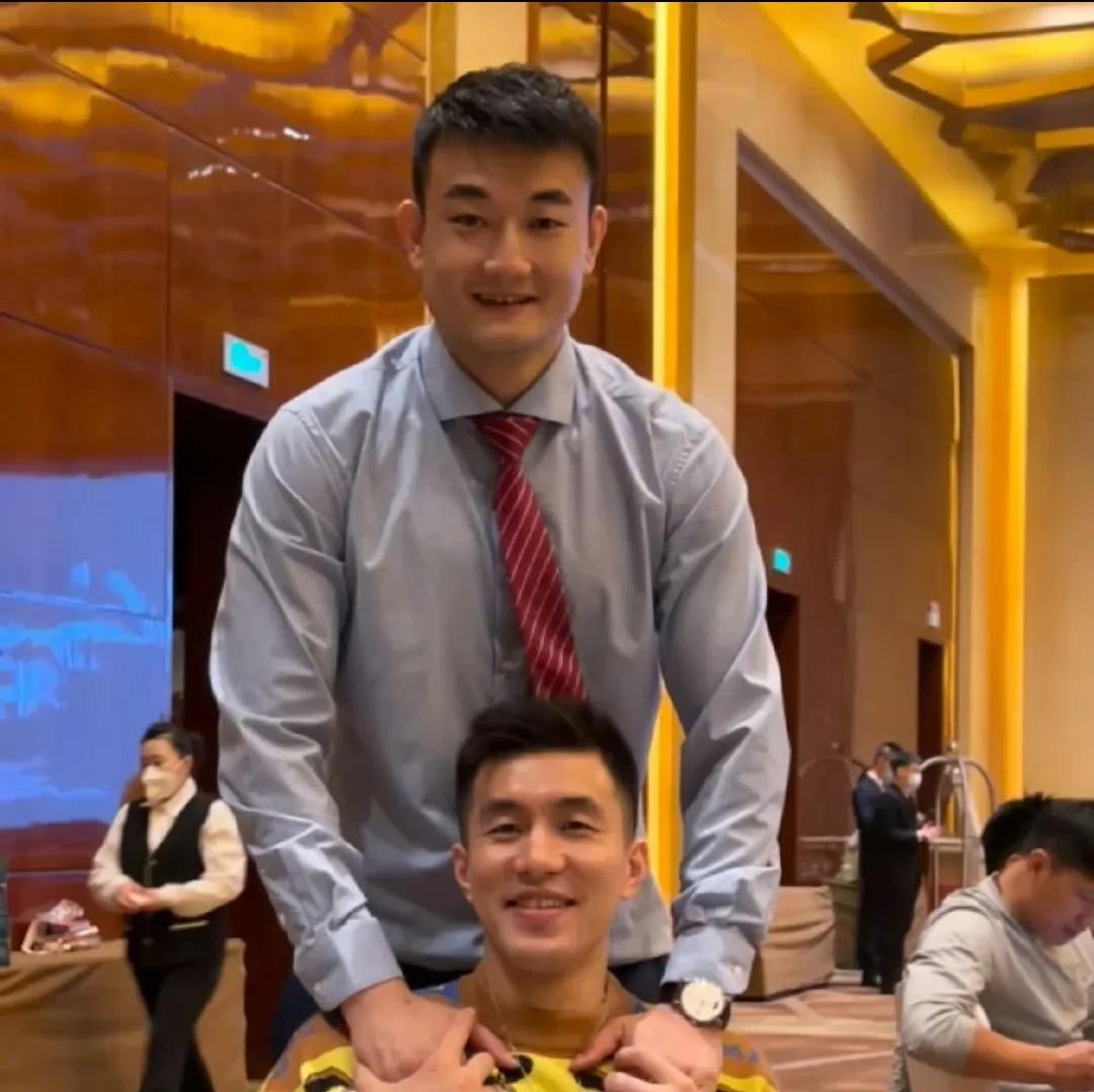 郭艾伦听我一句劝吧，前队友丛明晨退役，怒我直言，急流勇退吧，我不是看郭艾伦笑话和