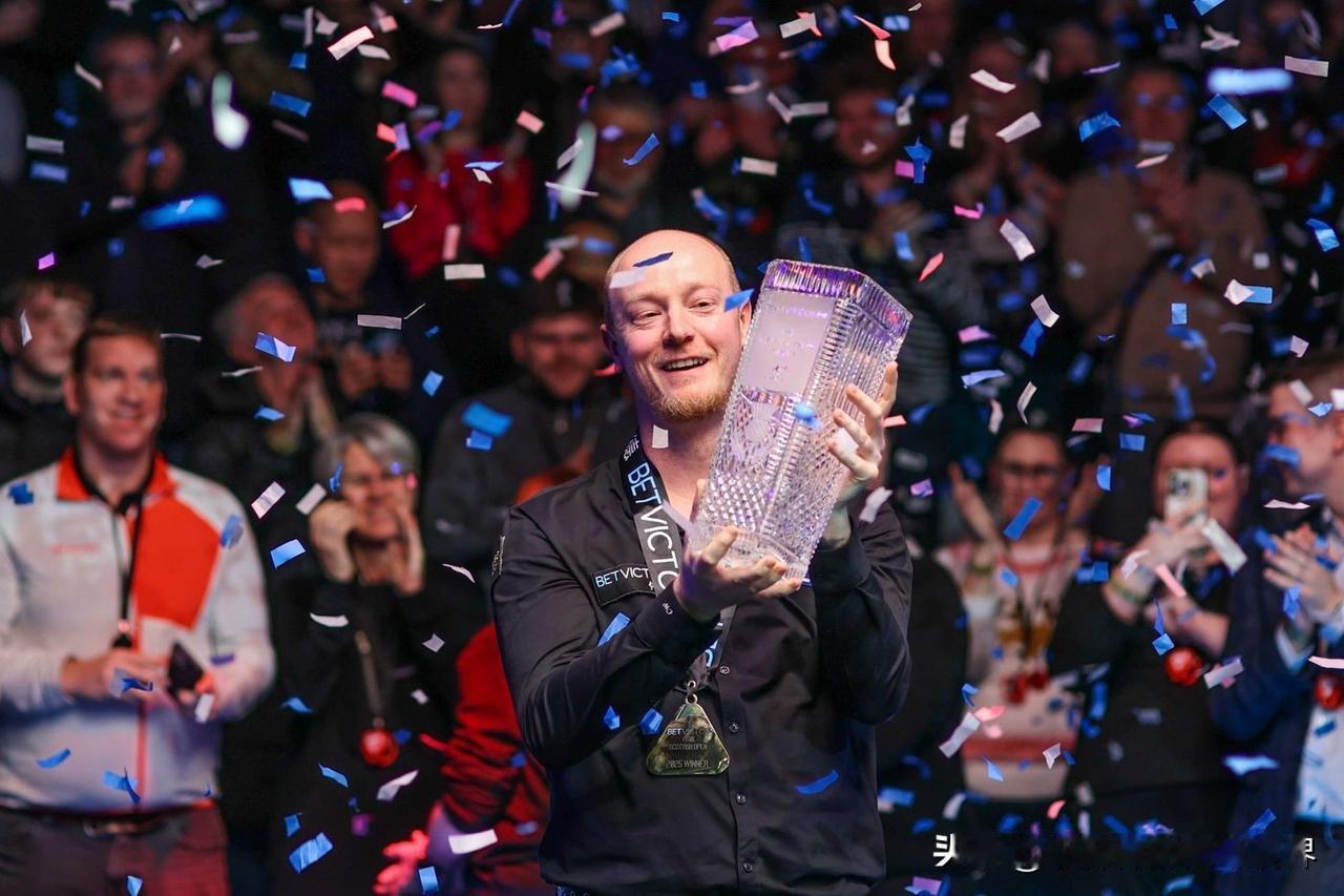 本赛季已经结束的11站排名赛及3站邀请赛，夺冠的球手有13位，来自五个不同的地