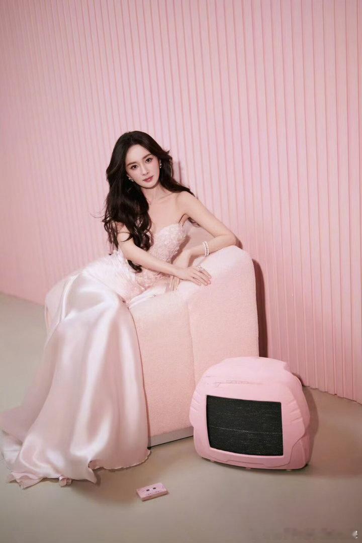 杨幂🦊杨幂prada品牌代言人📝人生是用来体验的，不是来演绎