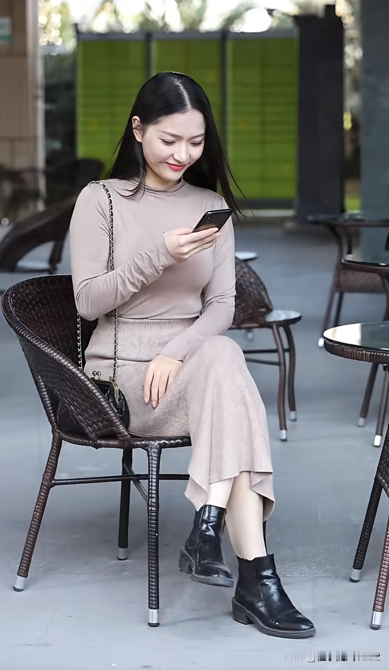 优雅穿搭指南：米色连衣裙搭配黑色短靴，时尚又舒适